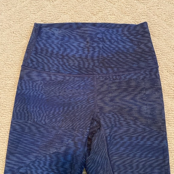 Lululemon size 4 dark Blue and black Patterned Leggings - Picture 4 of 8
